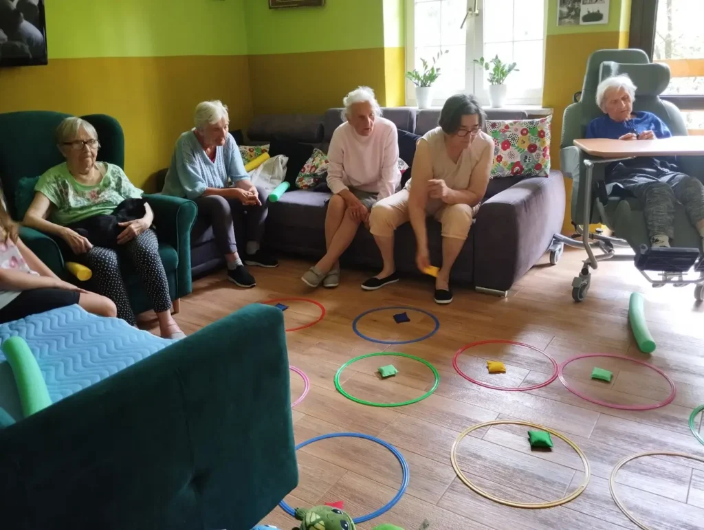 Seniorzy z domu Opieki seniora Słowik podczas gier ruchowo logicznych - rehabilitacja